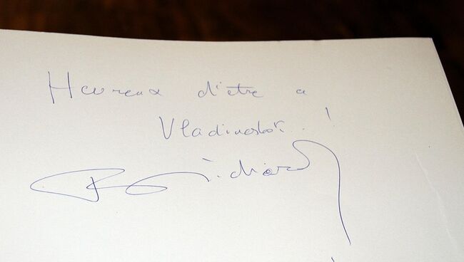 Письменное приветствие Владивостоку, оставленное Пьером Ришаром после приземления