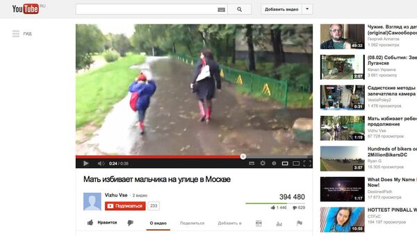 Видео Мать избивает мальчика на улице в Москве  с портала YouTube