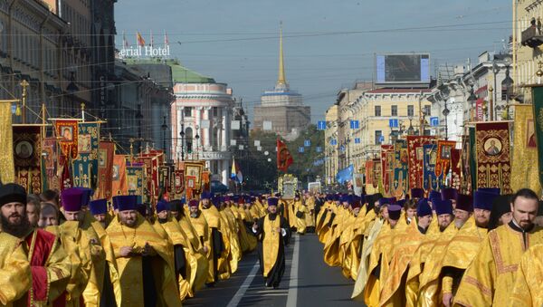 Крестный ход на Невском проспекте в Петербурге, фото с места события.