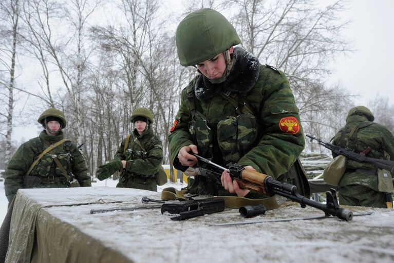 Боец сдает норматив по сборке автомата АК-47