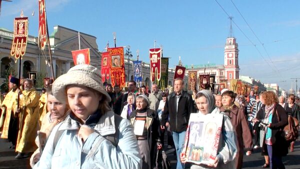 Участники общегородского крестного хода в Петербурге спели с иконами в руках