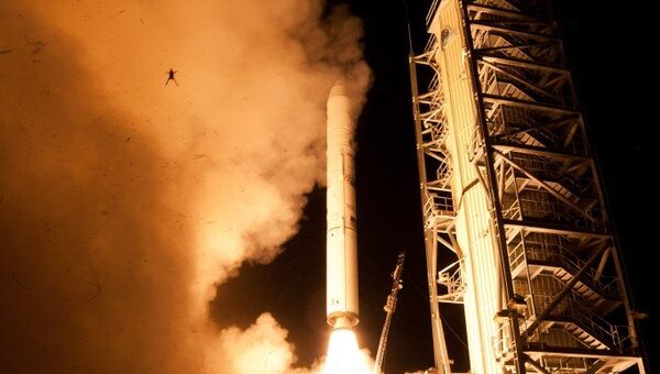 Снимок старта ракеты Минотавр-5 с лунным зондом LADEE, на котором видна маленькая лягушка