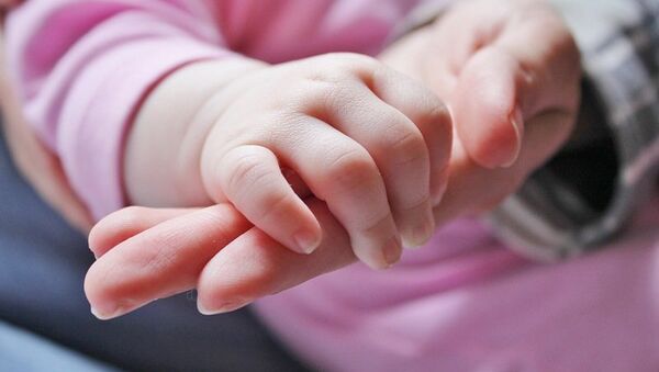 Рука ребенка. Архивное фото
