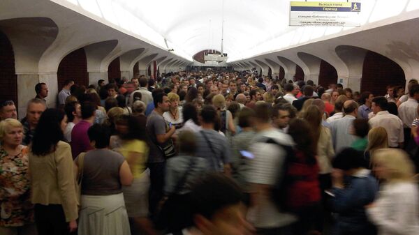 Пассажиры на станции метро Боровицкая в Москве, архивное фото