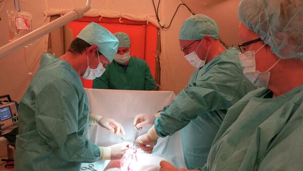 Операция в мобильном госпитале ВЦМК Защита. Архивное фото