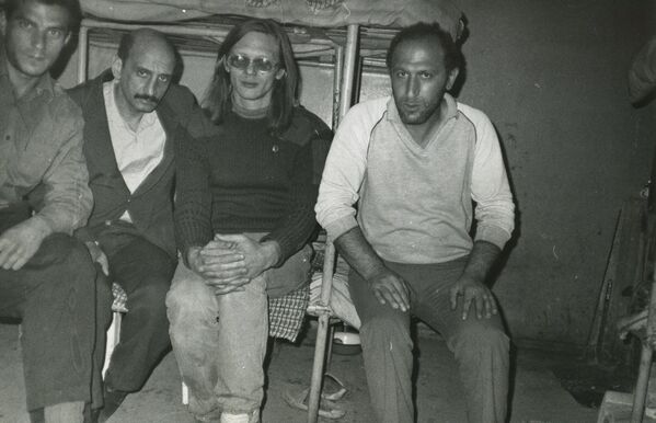 Сергей Григорьянц (второй слева) и Андрей Шилков (в центре), арестованные после прибытия в Ереван, март 1988