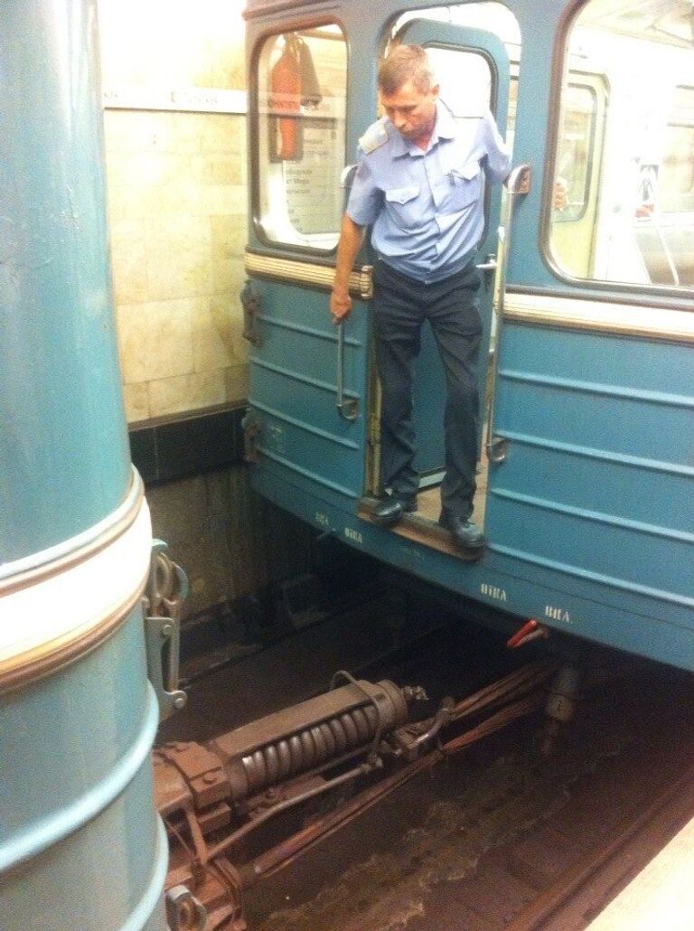 Движение поездов прервано на серой ветке московского метро Движение поездов прервано на серой ветке московского метро