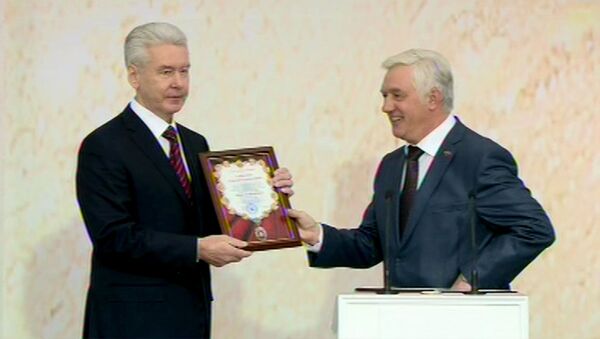 Собянин получил серебряный медальон и удостоверение мэра Москвы