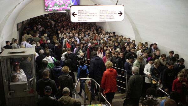 Последствия сбоя движения поездов в московском метро, архивное фото
