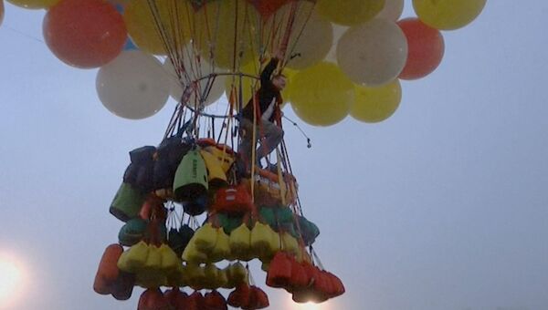 Американец взлетел на 300 воздушных шариках и отправился пересекать океан