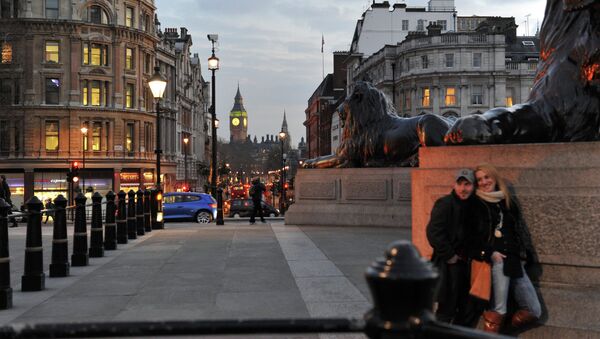 Горожане на Трафальгарской площади в Лондоне. Архивное фото