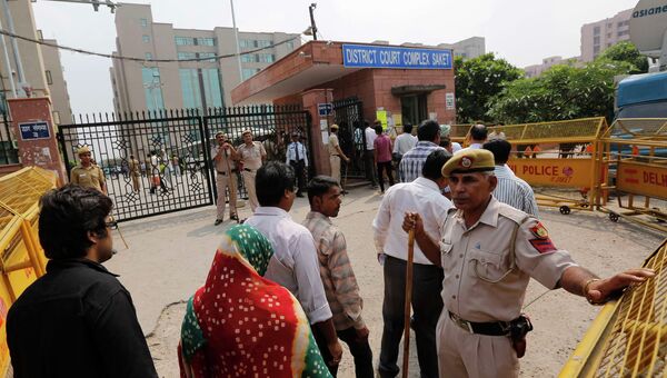 Возле здания суда в Нью-Дели, где проходит суд по делу об изнасиловании студентки