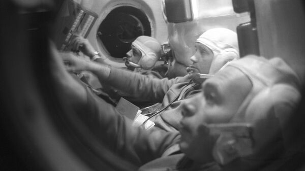 Экипаж космического корабля Союз-11 на тренировке в кабине корабля-тренажера