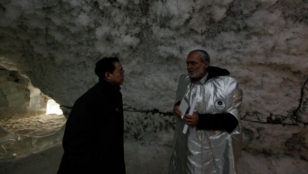 Шен Шилян и Андроник Мигранян в пещере вечной мерзлоты (Якутия)