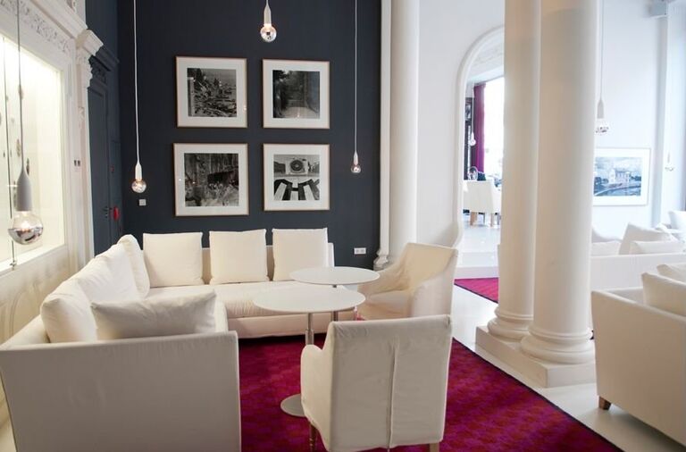 Белый цвет в интерьере Hotel de las Letras напоминает о книжной бумаге Белый цвет в интерьере Hotel de las Letras напоминает о книжной бумаге