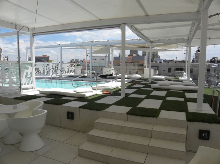 Возвышенный бассейн отеля Room Mate Óscar Возвышенный бассейн отеля Room Mate Óscar