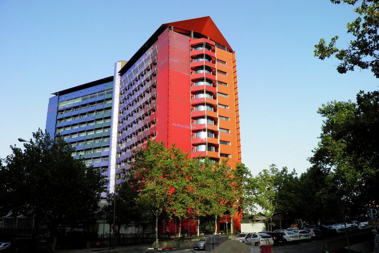 Внешний вид обманчив - это отнюдь не московская типичная книжка-высотка Внешний вид обманчив - это отнюдь не московская типичная книжка-высотка