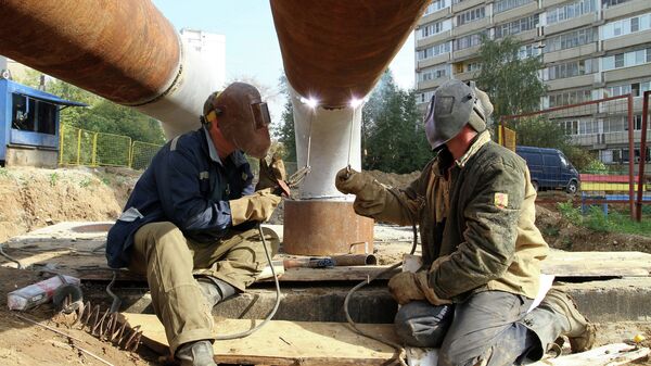 Замена труб на теплотрассе в рамках подготовки к зимнему отопительному сезону в Москве
