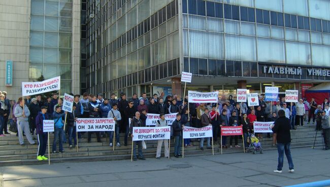 Митинг против строительства ТЦ на площади Маркса в Новосибирске, фото с места события