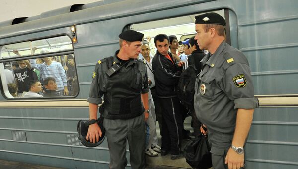 Сотрудники полиции в московском метрополитене, архивное фото