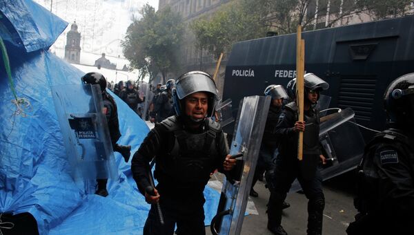 Беспорядки при разгоне акции протеста преподавателей в Мехико. Фото с места событий