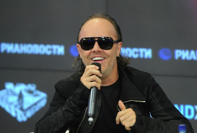 Барабанщик группы Metallica Ларс Ульрих на пресс-конференции в РИА Новости Барабанщик группы Metallica Ларс Ульрих на пресс-конференции в РИА Новости