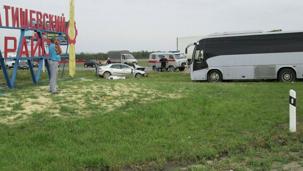 Автобус и легковой автомобиль столкнулись в Саратовской области. Фото с места события