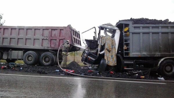 Водитель погиб в горящем грузовике на трассе под Новосибирском. Фото с места события.