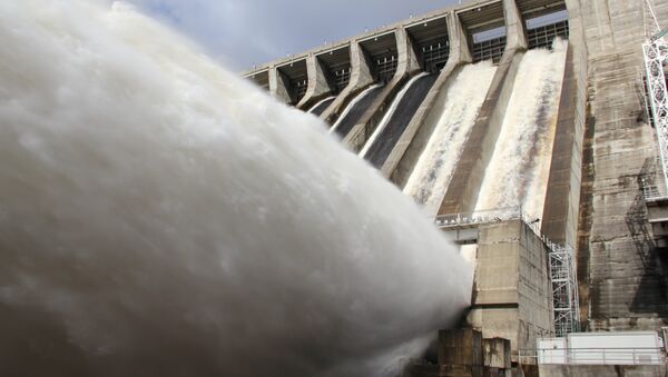 Поверхностные сбросы воды на Зейской ГЭС. Фото с места