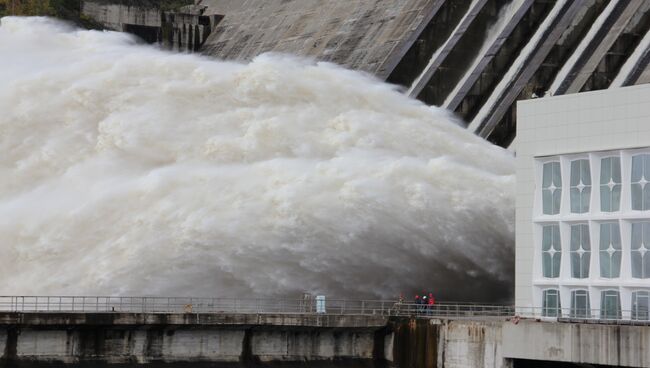 Поверхностные сбросы воды на Зейской ГЭС. Фото с места события