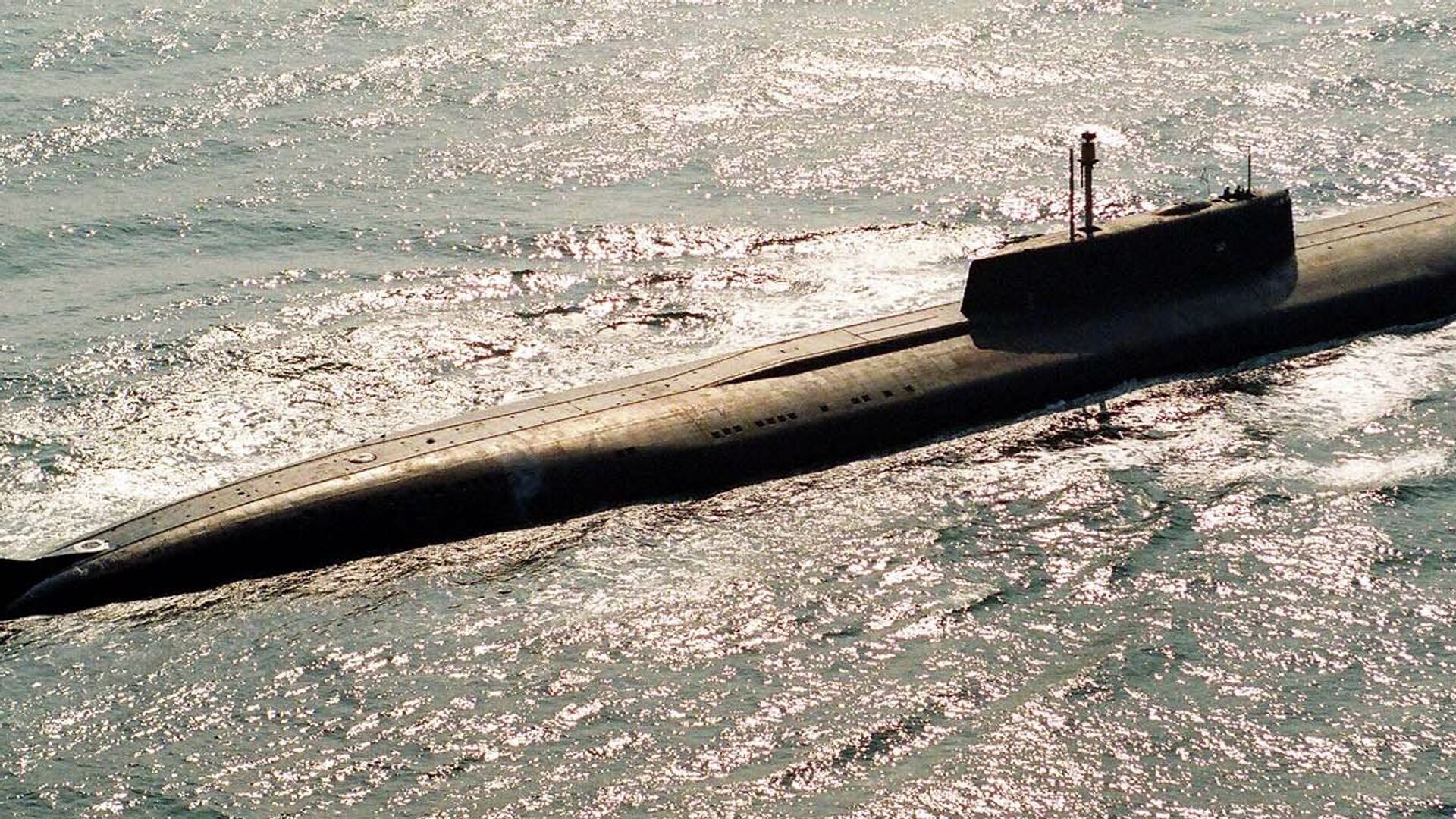 Ракетная атомная подводная лодка в море1