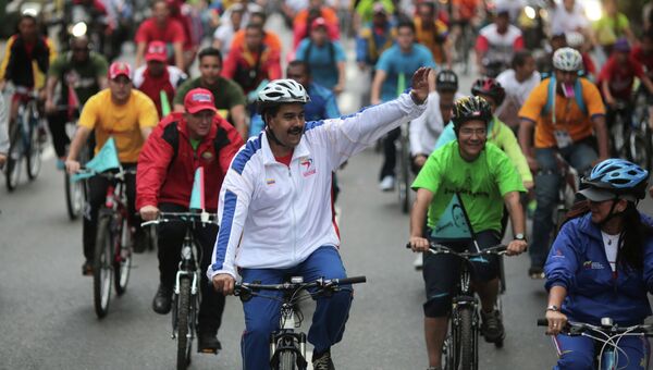 Президент Венесуэлы Николас Мадуро на велопрогулке, приуроченной к пятой годовщине основания молодежного движения правящей Единой социалистической партии Венесуэлы