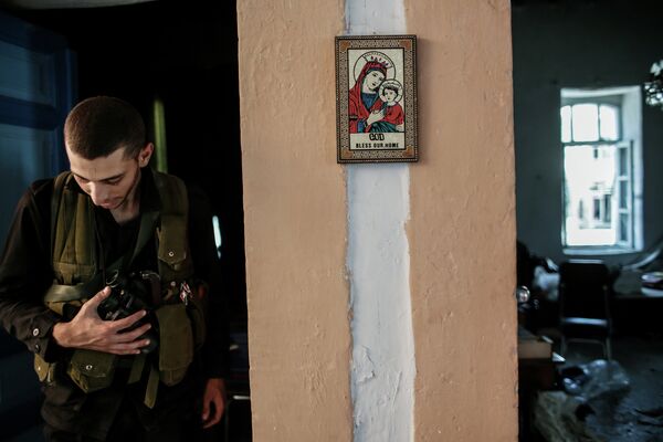 Христианская икона в одном из домов, освобожденных от боевиков, в центре города Маалюля