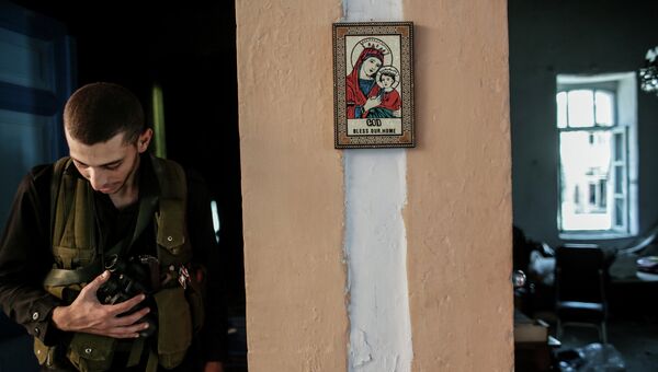 Христианская икона в одном из домов, освобожденных от боевиков, архивное фото