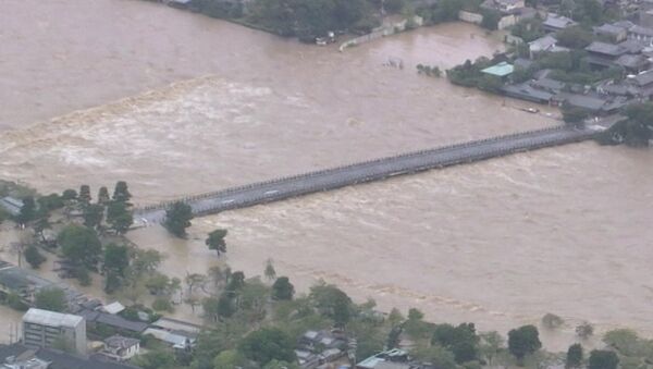 Потоки воды захлестнули поселки в Японии из-за тайфуна Ман-И