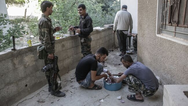 Солдаты готовят шашлык на заднем дворе одного из домов в центре Маалюли