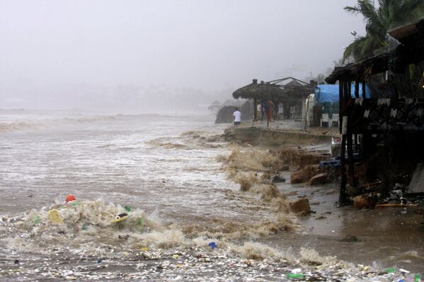 Пляж в Акапулько после тропического шторма Мануэль