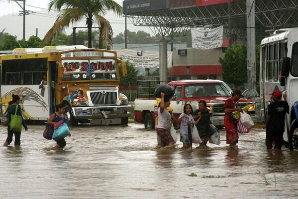 Эвакуация жителей из затопленного района в Акапулько