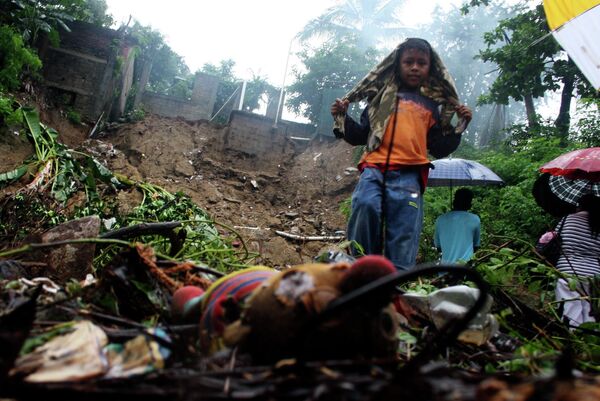 Мальчик стоит на месте разрушенного дома в Акапулько