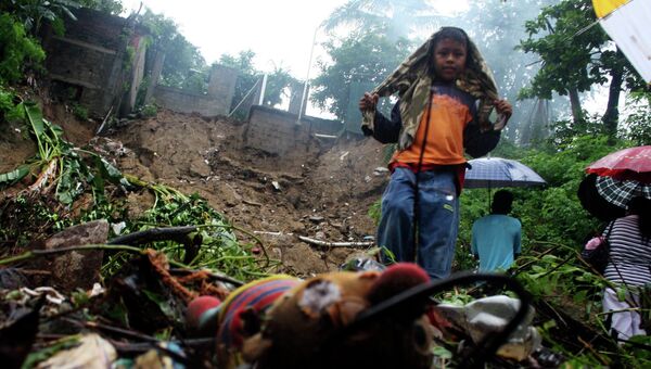 Мальчик стоит на месте разрушенного дома в Акапулько