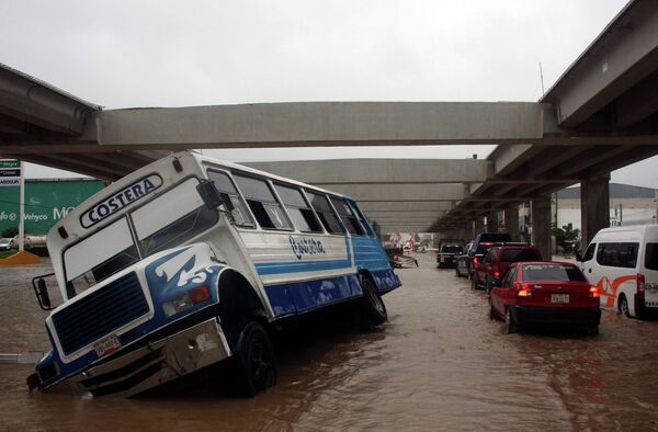 Автомобили на затопленной улице в Акапулько