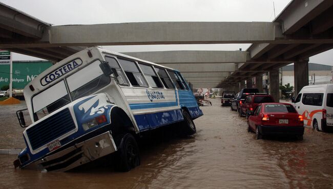 Автомобили на затопленной улице в Акапулько