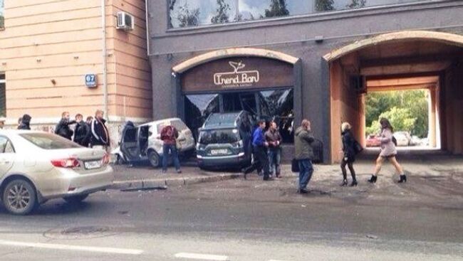 Женщина на кроссовере въехала в витрину бара в центре Новосибирска, событийное фото