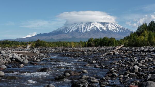 Вид на вулкан Острый Толбачик с русла реки Студеной на Камчатке