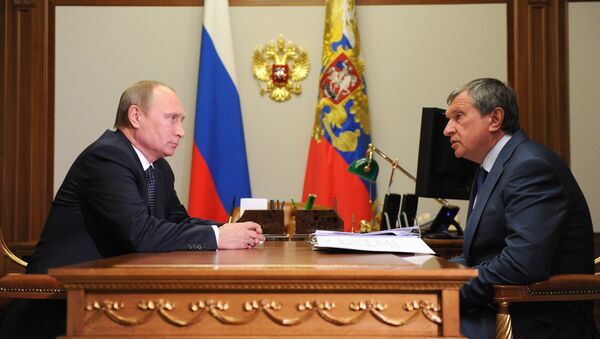 Президент России Владимир Путин (слева) и глава компании Роснефть Игорь Сечин. Архивное фото