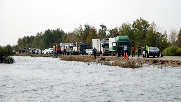 Автодорога Хабаровск-Комсомольск-на-Амуре во время паводка, архивное фото