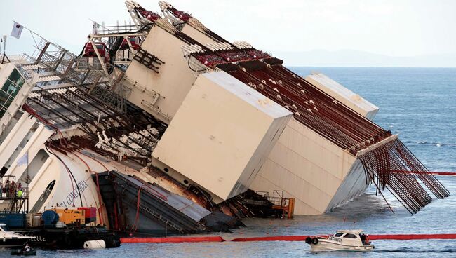 Операция по подъему круизного лайнера Costa Concordia. Архивное фото