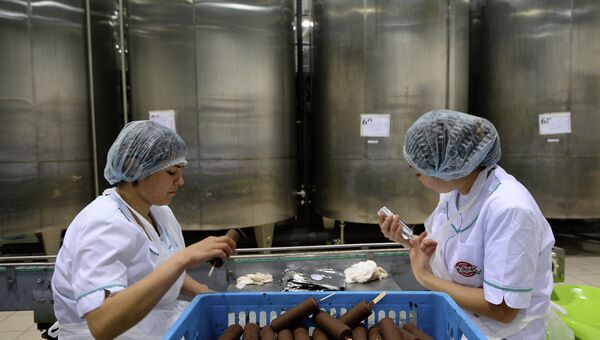 Сотрудницы в цехе производства мороженого