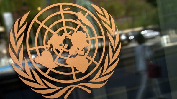 Логотип ООН на здании штаб-квартиры в Нью-Йорке