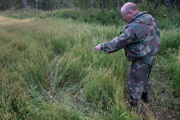 Василий Градобоев показывает медвежьи следы Василий Градобоев показывает медвежьи следы